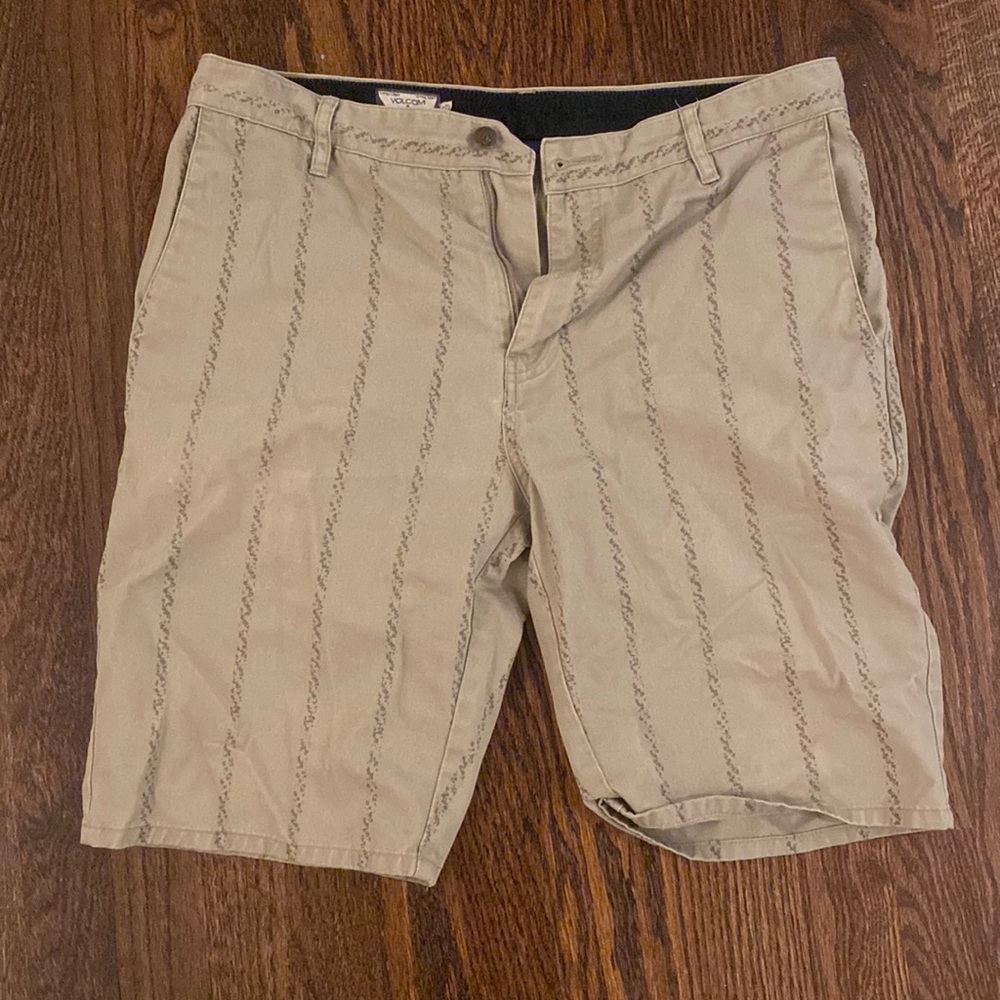 COPY - Volcom khakis shorts size 33